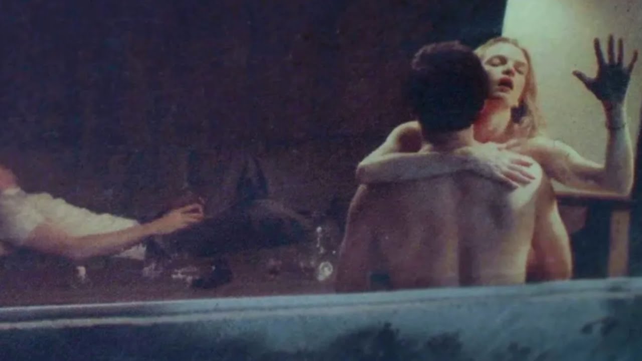 Девушка Cпит с Другом Своего Парня, пока тот лежит на диване... смотреть онлайн