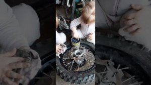 Смазка  колесных подшипников питбайка Авантис (силами малышат)