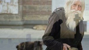 ТОЛПИЛИСЬ ЛЮДИ ВОЗЛЕ ВХОДА В РАЙ