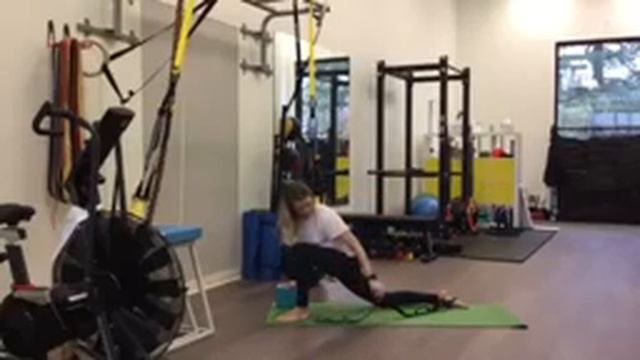 Horizon lunge with quad stretch w/ props смотреть онлайн