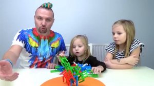 Алиса и Николь в челлендже "Стулья". Девчонки, не сортесь)