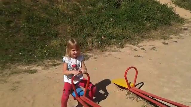 Девочки катаются на качелях смотреть онлайн