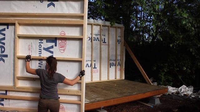 Building a Tiny House with April Wilkerson in 7 Days смотреть онлайн