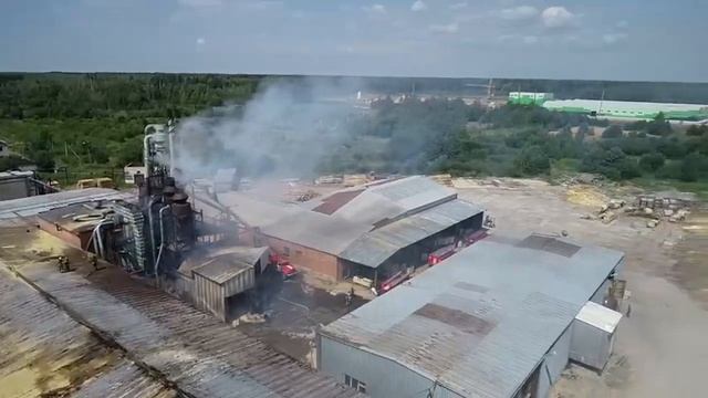 Пожар в котельной деревообрабатывающего предприятия на улице Гидролизной в Соколе смотреть онлайн