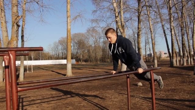 Переднее сальто на брусьях. Было сложно, но я сделал. смотреть онлайн