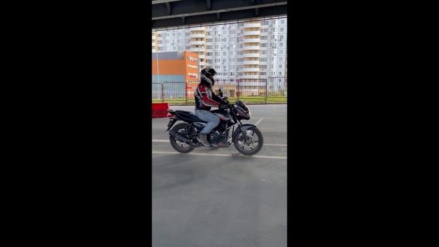 Вождение мотоцикла. Упражнение "Зависание на дощечках" смотреть онлайн