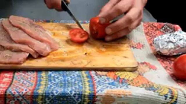 Шницель свиной на углях с помидорами и печёным картофелем смотреть онлайн