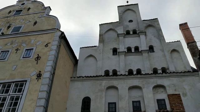 Уличный музыкант у "Трех Братьев" в Риге смотреть онлайн