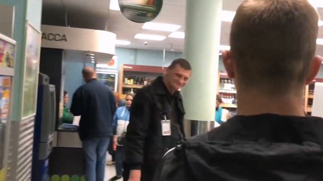 КТО СИЛЬНЕЕ УДАРИТ ПО ГРУШЕ, ТОТ ПОЛУЧАЕТ ПРИЗ смотреть онлайн