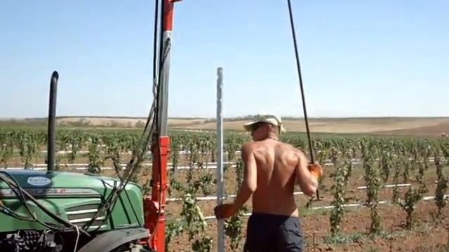 Установка металлических виноградных столбиков с крючками ( "Иприс- Профиль") смотреть онлайн