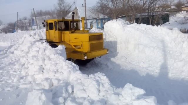 К-700 пробивает сугроб, чистит снег! Эпичное видео! К-700 зверь машина. смотреть онлайн