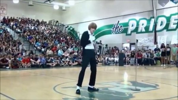 Brett Nichols Performs Michael Jackson's "Billie Jean"
