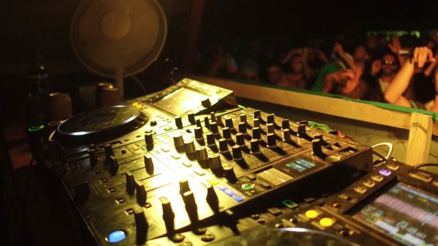 Lost In Between - NYE смотреть онлайн