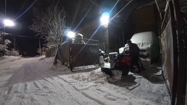 МТУ-450 продолжает чистить снег. Мокрый с водой и мокрый с неба. Анпакинг нового мотора. смотреть онлайн