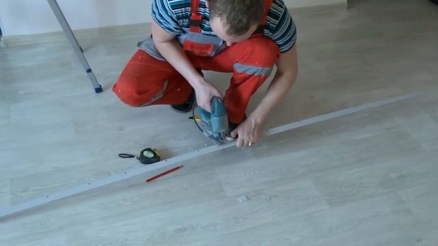 Как вырезать ПВХ БАГЕТ с внешним углом.Натяжные потолки смотреть онлайн