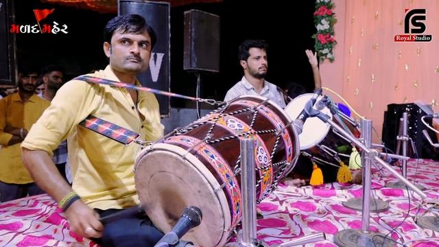 મળદ મહેર માંગી || Vishal Gadhavi || Royal Studio || Dandiya 2023 #undoth смотреть онлайн