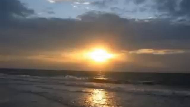 Стоишь на берегу и чувствуешь соленый запах ветра, что веет с моря смотреть онлайн