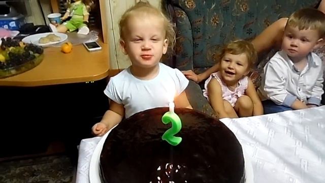 День Рождения. 2 годика. Задуваем свечи. смотреть онлайн