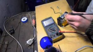 Как безопасно подключить любой трансформатор от бесперебойника в сеть 220 v, через синюю лампу.