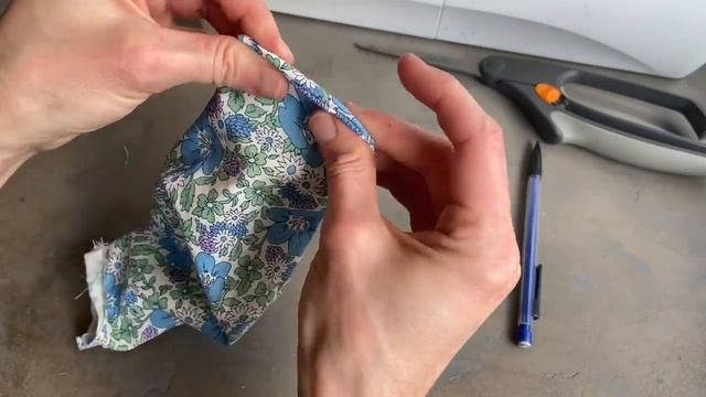 DIY Fabric Face Mask - Make These Well Fitting Masks to Donate to Healthcare Workers and Shelters смотреть онлайн
