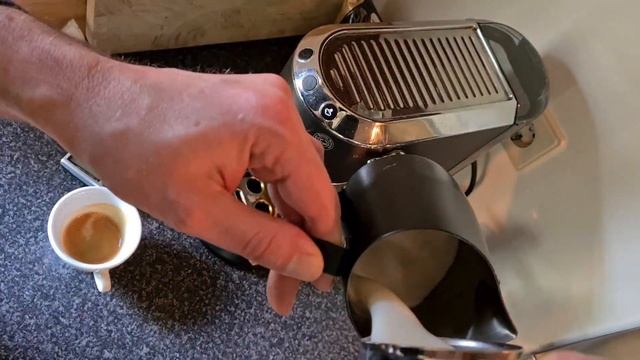 Barista practice on a Delongi Dedica - Latte art Tulip смотреть онлайн
