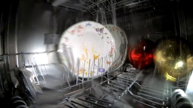 Засунул свою экшн камеру в посудомоечную машину, как моет посуду посудомойка? смотреть онлайн