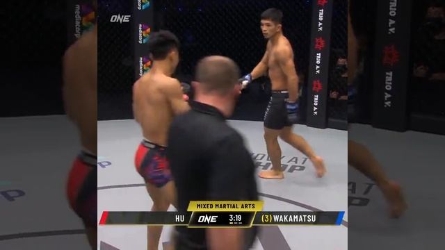 Обменялись жёсткими ударами! смотреть онлайн