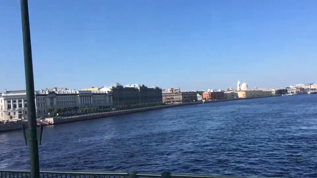 Едем по мосту через Неву смотреть онлайн