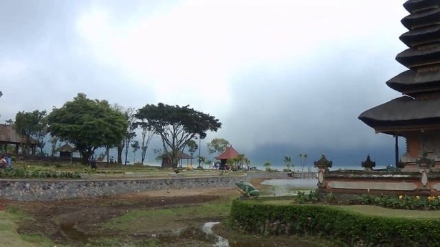 Lake Bratan Along Pura Ulun Danu in Bedugul Bali смотреть онлайн