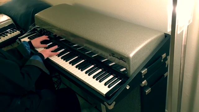 Jamiroquai's "Space Cowboy"; incomplete; 1966 Fender Rhodes silver Sparkle-top Suitcase Piano смотреть онлайн
