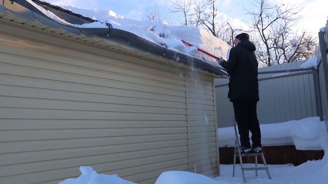 Дачу занесло снегом. Убираем снег с крыши. смотреть онлайн