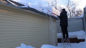 Дачу занесло снегом. Убираем снег с крыши.