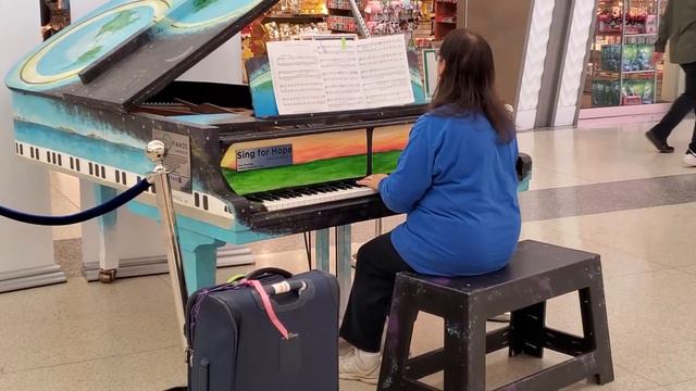 Playing piano - reading notes- travel - United Airlines смотреть онлайн