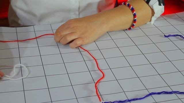 Как сделать трехцветный браслет из ниток смотреть онлайн