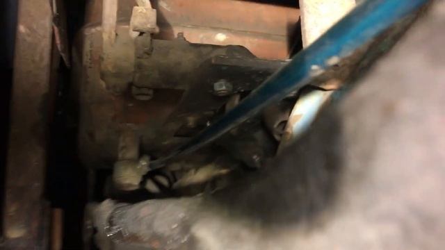 Перенесение распределителя и рычага ручного тормоза на ЮМЗ смотреть онлайн