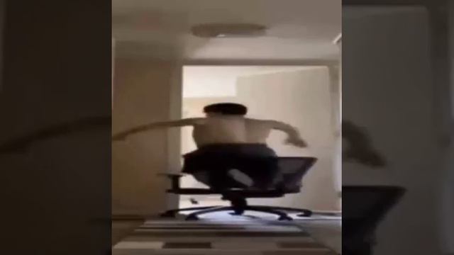 Человек крутится на стуле, это видео идёт 1 секунду смотреть онлайн