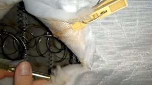 Что делать если вылезла пружина из матраса?