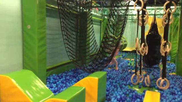 Москва. ТРК «МАРИ». В детском центре «Monkey Park» Манки Парк весело отмечаем День рождения подруги смотреть онлайн