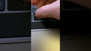 Как снять клавишу которая залипла на MacBook?