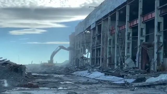 Как снести здание. Демонтаж. Обрушение части здания ч.5 смотреть онлайн