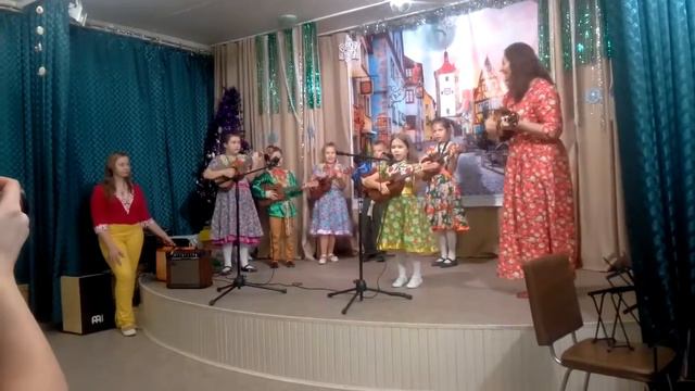 2016.12.26. ЧАСТУШКИ. Исполняют ансамбль "Русские укулельки" Новогодний концерт в Топольке смотреть онлайн