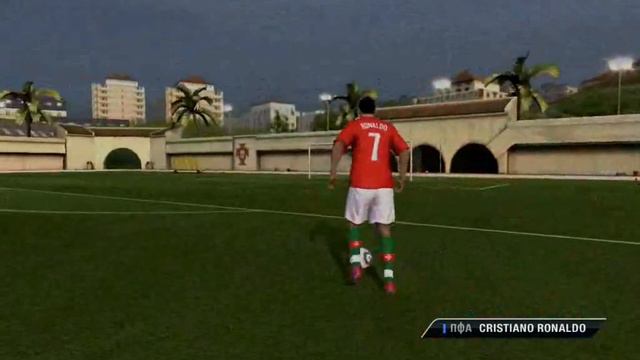 Cristiano Ronaldo playing in FIFA 17 смотреть онлайн