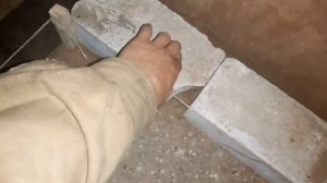 строю погреб, мешаю раствор, делаю кирпичную кладку, выставляю кирпичи