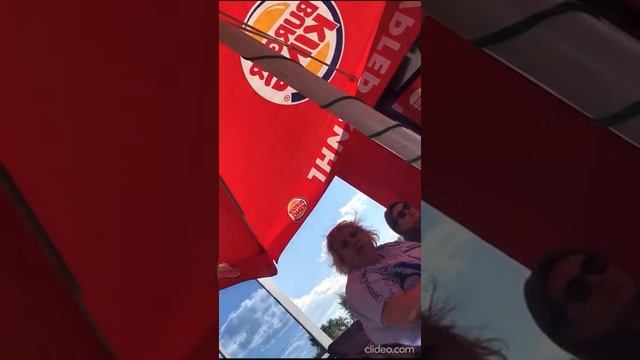 Идите отсюда вы воняете! Женщины выгоняют из кафе и оскорбляют подростков, из-за их одежды и парико смотреть онлайн