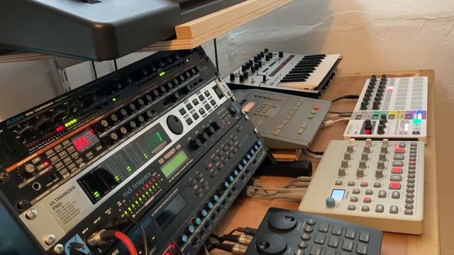 QuadraComm : Monologue, SY85, BassStation, DrumStation, Boss 660, Model:Cycles, MMT-8, Quadraverb смотреть онлайн