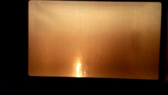 фольга в микроволновке смотреть онлайн
