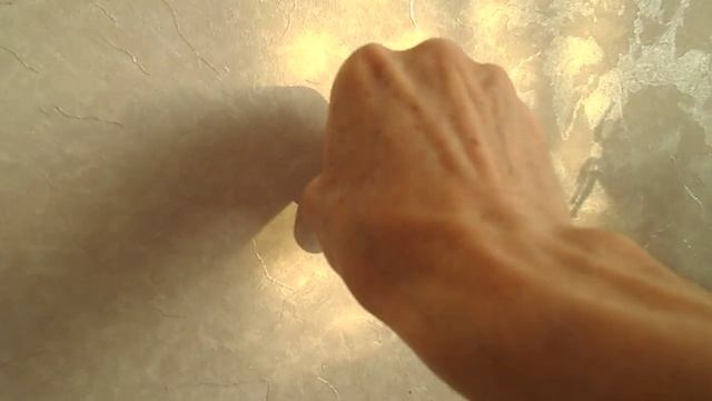 Как заделать дыры от дюбелей в стене без замазки в цвет обоев. смотреть онлайн