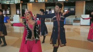 Яркое исполнение Азербайджанских танцев аэропорт имени Гейдара Алиева.