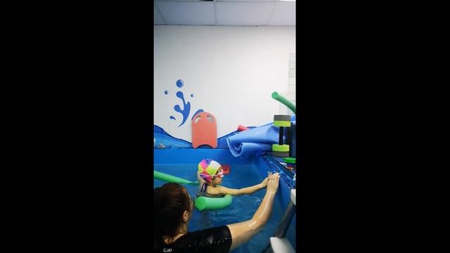 Лиза учится плавать в бассейне смотреть онлайн