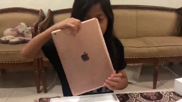 Fatimah is unboxing a new ipad 7 смотреть онлайн